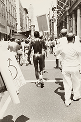 Loinclothed hobby; Obr�zek dne - the picture od the day - �awa rel - Christopher Street Liberation Day March ~ New York, 1978 ~ photo by Leonard Fink