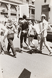 Loinclothed hobby; Obr�zek dne - the picture od the day - �awa rel - Christopher Street Liberation Day March ~ New York, 1978 ~ photo by Leonard Fink