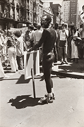 Loinclothed hobby; Obr�zek dne - the picture od the day - �awa rel - Christopher Street Liberation Day March ~ New York, 1978 ~ photo by Leonard Fink