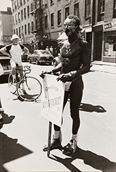 Loinclothed hobby; Obr�zek dne - the picture od the day - �awa rel - Christopher Street Liberation Day March ~ New York, 1978 ~ photo by Leonard Fink