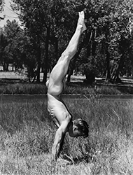 Loinclothed hobby; Obr�zek dne - the picture od the day - �awa rel - Pat Burnham by Don Whitman