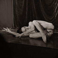 Loinclothed hobby; Obr�zek dne - the picture od the day - �awa rel - Loinclotherd Butoh dancer