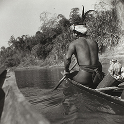 Loinclothed hobby; Obr�zek dne - the picture od the day - �awa rel - centr�ln� Vietnam, 1950 ~ 1960, photo by Jean Boulbet