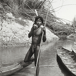 Loinclothed hobby; Obr�zek dne - the picture od the day - �awa rel - centr�ln� Vietnam, 1950 ~ 1960, photo by Jean Boulbet