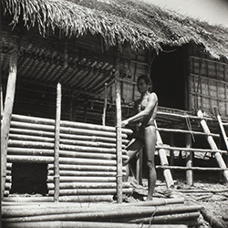 Loinclothed hobby; Obr�zek dne - the picture od the day - �awa rel - centr�ln� Vietnam, 1950 ~ 1960, photo by Jean Boulbet