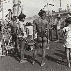 Loinclothed hobby; Obr�zek dne - the picture od the day - �awa rel - centr�ln� Vietnam, 1950 ~ 1960, photo by Jean Boulbet