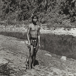 Loinclothed hobby; Obr�zek dne - the picture od the day - �awa rel - centr�ln� Vietnam, 1950 ~ 1960, photo by Jean Boulbet