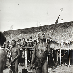 Loinclothed hobby; Obr�zek dne - the picture od the day - �awa rel - centr�ln� Vietnam, 1950 ~ 1960, photo by Jean Boulbet