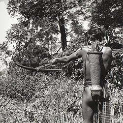 Loinclothed hobby; Obr�zek dne - the picture od the day - �awa rel - centr�ln� Vietnam, 1950 ~ 1960, photo by Jean Boulbet