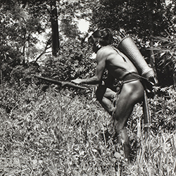 Loinclothed hobby; Obr�zek dne - the picture od the day - �awa rel - centr�ln� Vietnam, 1950 ~ 1960, photo by Jean Boulbet