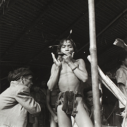 Loinclothed hobby; Obr�zek dne - the picture od the day - �awa rel - centr�ln� Vietnam, 1950 ~ 1960, photo by Jean Boulbet