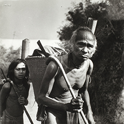 Loinclothed hobby; Obr�zek dne - the picture od the day - �awa rel - centr�ln� Vietnam, 1950 ~ 1960, photo by Jean Boulbet