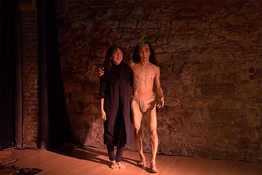 Loinclothed hobby; Obr�zek dne - the picture od the day - �awa rel - Atsushi Takenouchi - loinclothed butoh dancer 