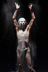 Loinclothed hobby; Obr�zek dne - the picture od the day - �awa rel - Atsushi Takenouchi - Performance  HANA - Jinen butoh