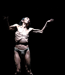 Loinclothed hobby; Obr�zek dne - the picture od the day - �awa rel - Atsushi Takenouchi -  Jinen Butoh performance HIBI - Barcelona