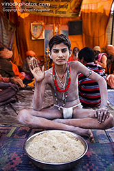 Loinclothed hobby; Obr�zek dne - the picture od the day - �awa rel - Childe Naga monk at Kumbhmela, Photo by Vinod Khapekar