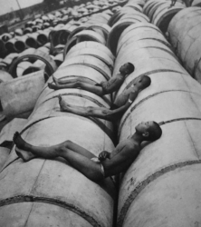 Loinclothed hobby; Obr�zek dne - the picture od the day - �awa rel -  Changing Japan: Seen Through the Camera ~ Unknown photographer in the early 20th century