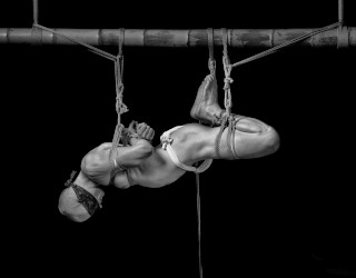 Loinclothed hobby; Obr�zek dne - the picture od the day - �awa rel -  Crunsh in a suspension - By Male Shibari