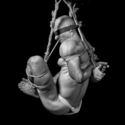 Loinclothed hobby; Obr�zek dne - the picture od the day - �awa rel -  Crunsh in a suspension - By Male Shibari