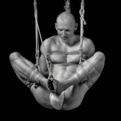 Loinclothed hobby; Obr�zek dne - the picture od the day - �awa rel -  Crunsh in a suspension - By Male Shibari