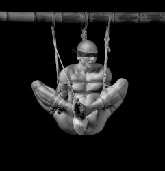 Loinclothed hobby; Obr�zek dne - the picture od the day - �awa rel -  Crunsh in a suspension - By Male Shibari