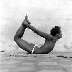 Loinclothed hobby; Obr�zek dne - the picture od the day - �awa rel - Hindu man practicing yoga, 1949 - Eliot Elisofon