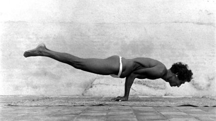 Loinclothed hobby; Obr�zek dne - the picture od the day - �awa rel - Hindu man practicing yoga, 1949 - Eliot Elisofon
