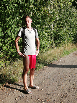 Stvolinky,  2023,  l�to,  Prot�k�n� krajinou v �erven�  indi�nsk�  bederce