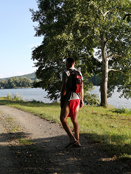 Stvolinky,  2023,  l�to,  Prot�k�n� krajinou v �erven�  indi�nsk�  bederce