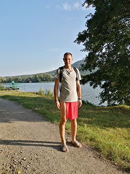 Stvolinky,  2023,  l�to,  Prot�k�n� krajinou v �erven�  indi�nsk�  bederce