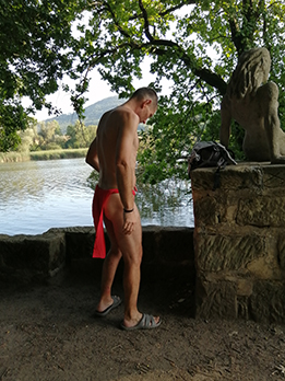 Stvolinky,  2023,  l�to,  Prot�k�n� krajinou v �erven�  indi�nsk�  bederce