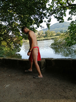 Stvolinky,  2023,  l�to,  Prot�k�n� krajinou v �erven�  indi�nsk�  bederce