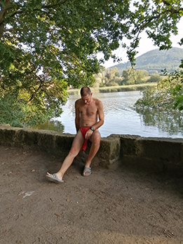 Stvolinky,  2023,  l�to,  Prot�k�n� krajinou v �erven�  indi�nsk�  bederce