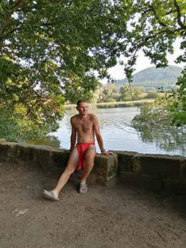 Stvolinky,  2023,  l�to,  Prot�k�n� krajinou v �erven�  indi�nsk�  bederce