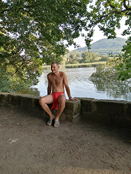 Stvolinky,  2023,  l�to,  Prot�k�n� krajinou v �erven�  indi�nsk�  bederce