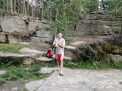 Stvolinky,  2023,  l�to,  Prot�k�n� krajinou v �erven�  indi�nsk�  bederce